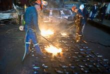 Hombres con armas próximas a destruir en el piso