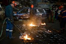 Hombres con armas próximas a destruir en el piso