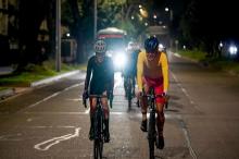 Dos personas montando bici