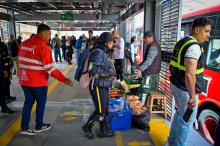 Varias personas en una estación de transmilenio