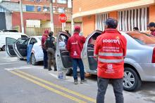 Gestores de convivencia revisando carros