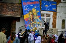 Varias personas protestando en la calle