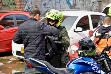 Policía requisando a un hombre
