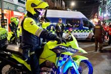 Varios policías en una calle