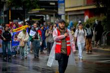 Varias personas protestando en la calle