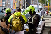 Policía requisando a un hombre