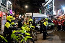 Varios policías en una calle