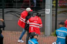 Dos gestores de convivencia auxiliando a una mujer