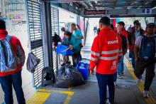 Varias personas en una estación de transmilenio