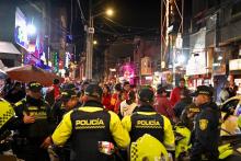 Varios policías en una calle