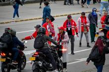 Varios gestores de convivencia en una calle