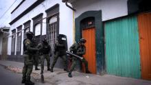 Varias personas de la policía