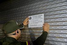 Un policía sellando un establecimiento