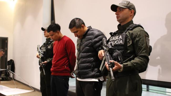 Dos hombres capturados junto a dos policías