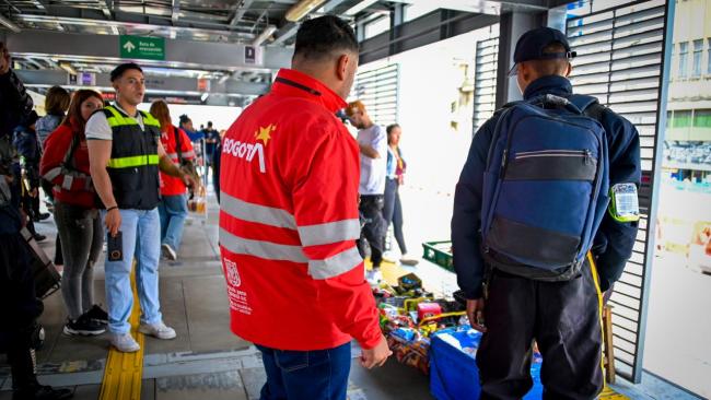 Varias personas en una estación de transmilenio