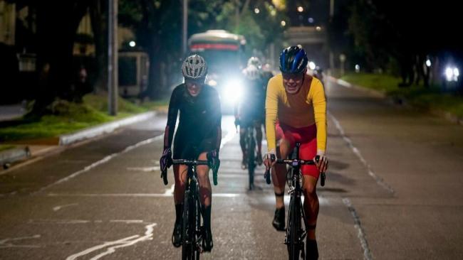 Dos personas montando bici