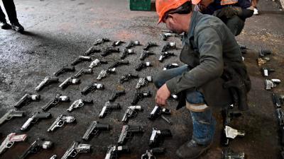 Hombre con armas próximas a destruir en el piso