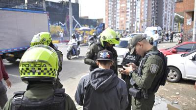 Varios policías y hombres en la calle
